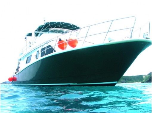 Fan diving [2] boat in the sea between the [Okinawa Kerama Islands] good diver yearning Kei around the worldの画像