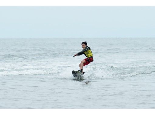 [Fukuoka/Yukuhashi] ★ Exhilarating feeling ★ Run on the surface of the sea with a wakeboard! <For beginners * 30 minutes>の画像