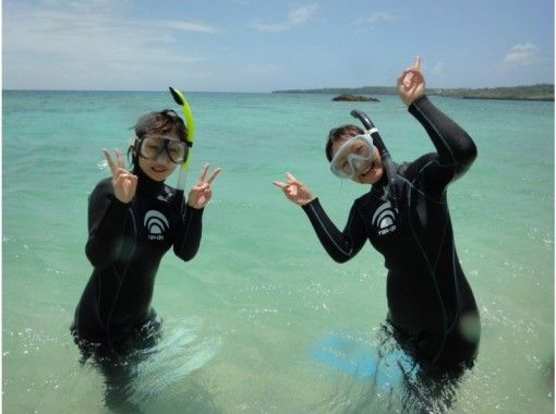 While [Okinawa Kerama Islands] sound of smth. Floating float, it will Nozoko a crystal clear blue sea! Kerama Snorkelingの画像