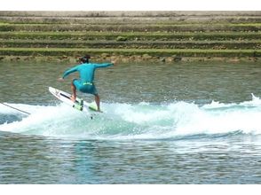 【香川・高松・内場ダム】初心者の方でも気軽にかっこよく滑れる！ウェイクサーフィン体験（30分）の画像