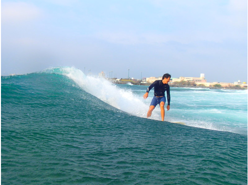 [ 오키나와 · 본섬] 중급! 서핑 체험 (보드 렌털 및 서핑 가이드 코스)の画像