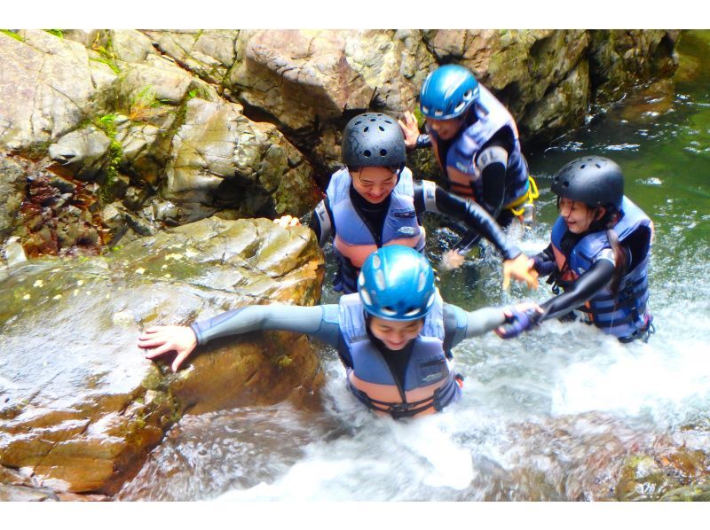 【沖縄本島・北部・やんばる】キャニオニング＆シャワークライミング、ウォータースライダー ★写真付き