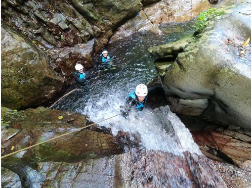 [1 group reserved] Canyoning! Shower climbing & water slide ★Photos and videos included★の画像
