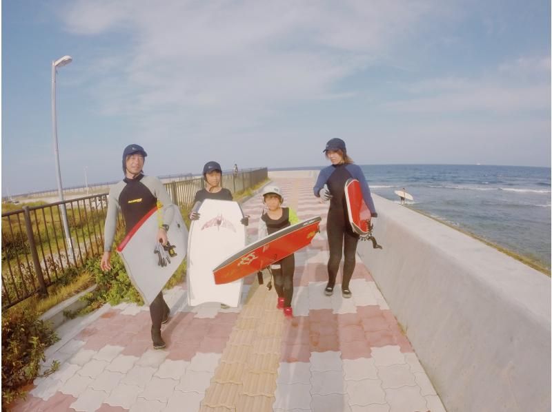 [冲绳-Chatan]对于初学者，孩子的参与是好的♪身体冲浪板经验课程（120分钟）の紹介画像