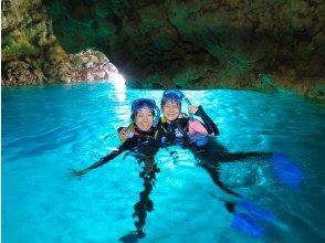 【沖縄・恩納村】青の洞窟シュノーケリング♪叶える、神秘の水中世界への冒険！（移動ラクチンボート開催／ガイド完全貸切で初心者も安心）