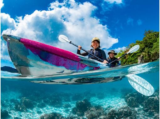 [Onna Village] Uninhabited Island Sea Kayaking & Coral and Tropical Fish Snorkeling (High-quality photography service / Beginner-friendly guide / Feeding experience included)の画像