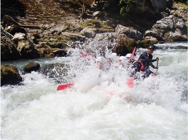 人気の京都保津川ラフティング【午前の部】が4,298円~〈京都駅から30分・記念写真と動画無料〉