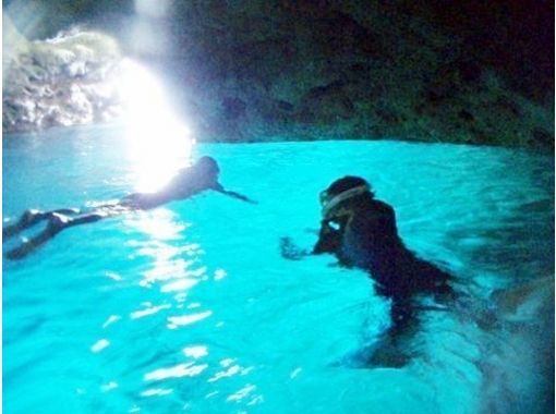 [沖繩前田岬]以藍色潛水和浮潛經驗的洞穴體驗の画像