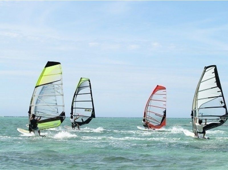 【沖縄／那覇・瀬長島海岸】トコトン練習！ウインドサーフィン体験（半日レッスン）