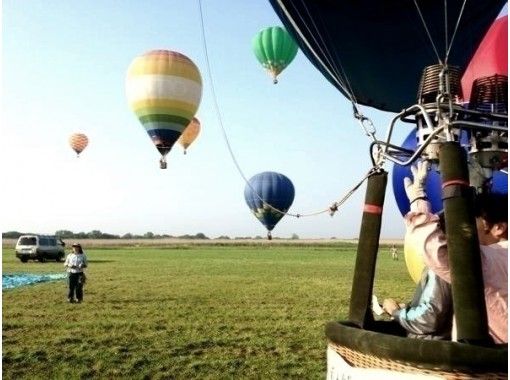 [Shiga ・ Omi Hachiman ・ Biwako area] Recommended for the anniversary! Hot air balloon 45 minutes private flight courseの画像
