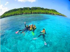 沖縄 水納島 瀬底島 人気の離島を大満喫 シュノーケリングツアー ボート ２回コース コロナ対策実施 アクティビティジャパン