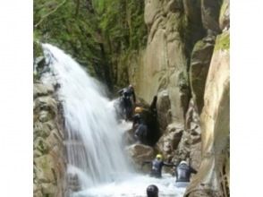 [Shiga・Shower Climbing] Authentic waterfall climbing! Climb while taking a shower! Yatsubuchi Falls