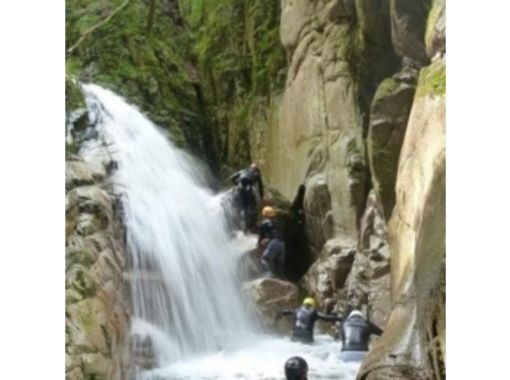 【滋賀・シャワークライミング】本格滝登り！どシャワーを浴びながら登る！八淵の滝の画像