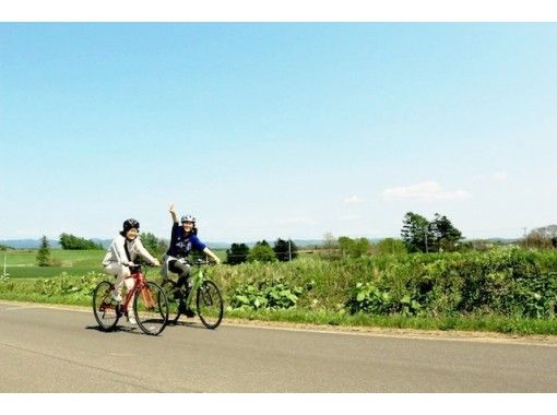 [Sapporo Road Bike 1-Day Course] 15km cycling tour of Ishikari Plain where red-crowned cranes fly, with a stop at an ice cream shop ~ [City transfer available!]の画像