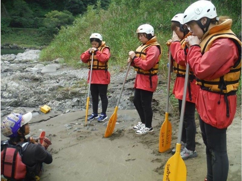 【熊本 球磨川】自然豊かな名所で楽しむ ラフティング半日コース【天然温泉入浴付】