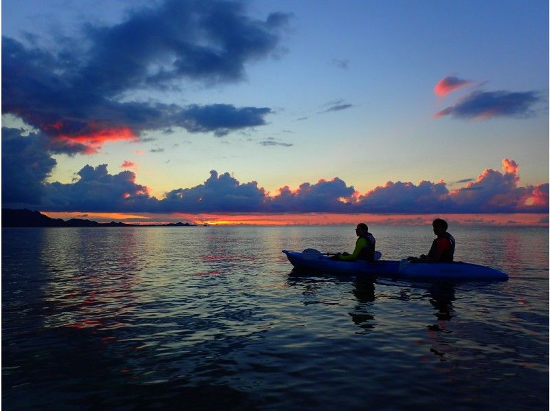 เกาะอิชิงากิ Sunset Sea Kayak ☆ จำกัด เพียง 6 คน☆ไกด์ชาวเกาะเข้าร่วม "ถ้ำสีฟ้า" ด้วยการพายเรือคายัค♪คุณสามารถเรียนรู้เกี่ยวกับประวัติศาสตร์และวัฒนธรรมของโอกินาว่า☆นำเสนอภาพถ่าย♪の紹介画像