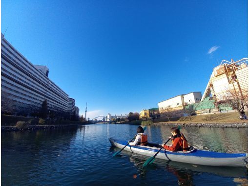 都会のオアシスで非日常を体験：運河カヌーツアーとスカイツリーの美景！　スカイツリーカヤックツアー　少人数でプライベート感覚で楽しめます。の画像