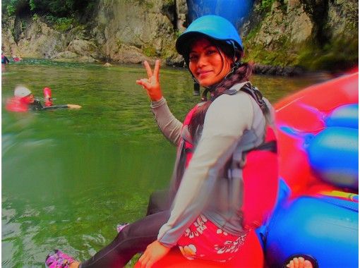 【群馬/みなかみ/半日ラフティング3時間/ツアー写真無料！】水しぶきを浴びる喜び、共に乗り越える挑戦。冒険の舵を取れ！★学割ありの画像