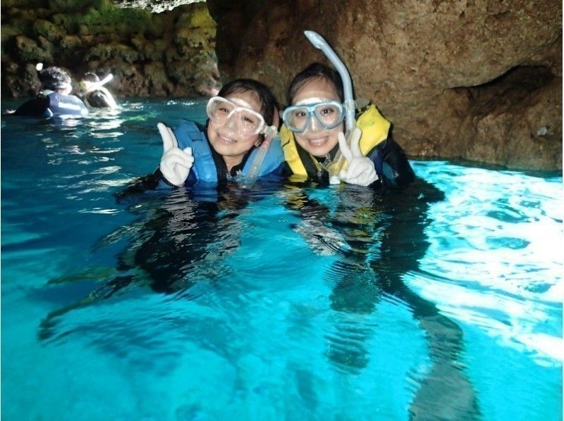 沖縄本島の人気ビーチと言えば西海岸青の洞窟・恩納村エリア