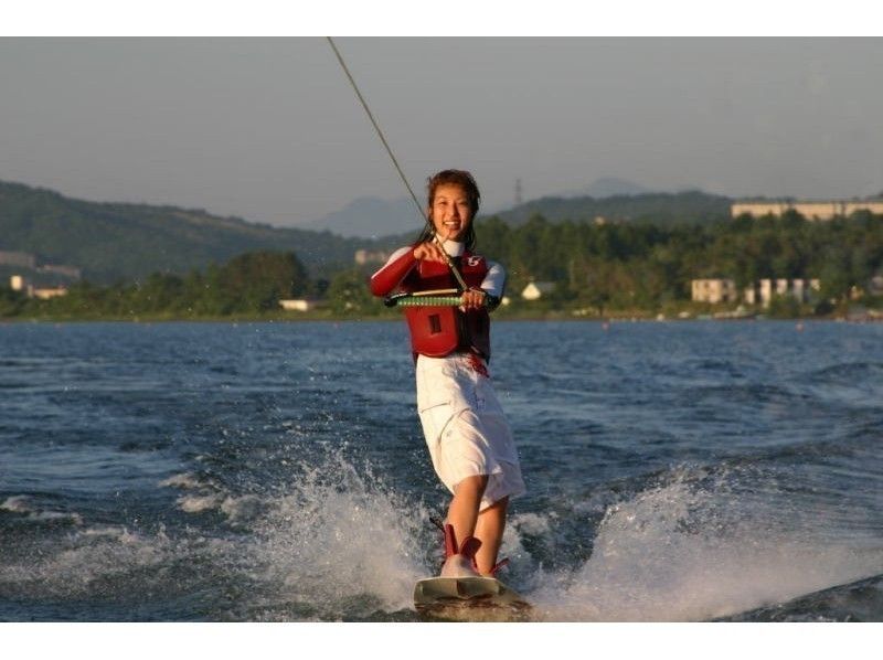 【山梨・山中湖】ウェイクをゆっくり満喫!ウェイクボード体験ぞんぶんコース(15分×2セットコース)