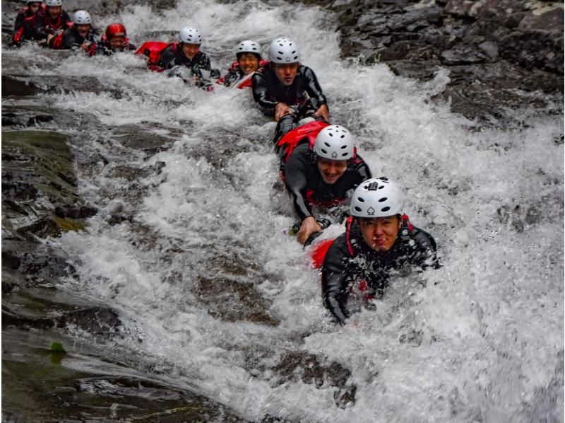 SALE! [Gunma/Minakami/Half-day canyoning 3 hours/Tour photos are free!] An invitation to a spectacular river trekking trip that tickles your sense of adventure ★ Student discount availableの紹介画像