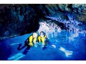 泳げない方でも浮き輪につかまり安心！青の洞窟シュノーケルツアー。北海道遺産国定公園積丹ブルー満喫ツアー・温水シャワー完備。無料写真付き！