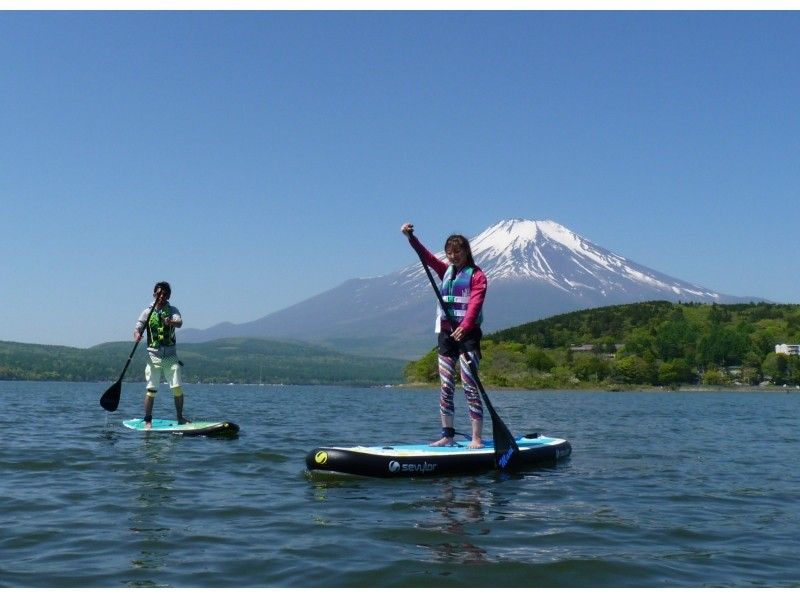 คู่รักเพลิดเพลินกับการเล่น SUP ที่ทะเลสาบ Yamanaka ที่ Lake Yamanaka WATER CRAB