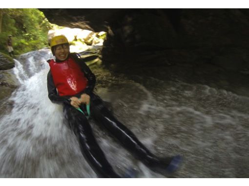 [Gifu Nagara] splashing water sound river climb! Shower climbing experience (half-day course)の画像