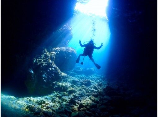 【沖縄・恩納村】青の世界を体感しよう！大人気！青の洞窟へボートで楽々♪体験ダイビングの画像