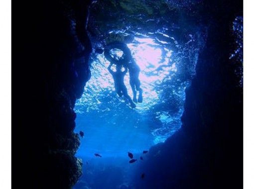【沖縄・恩納村】大人気スポットを気軽に楽しむ♪青の洞窟or熱帯魚パラダイスシュノーケリングの画像