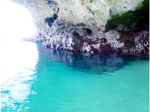 [Okinawa Ishigaki island] Snorkeling & blue cave sea turtle search tour (D course: half-day course)の画像