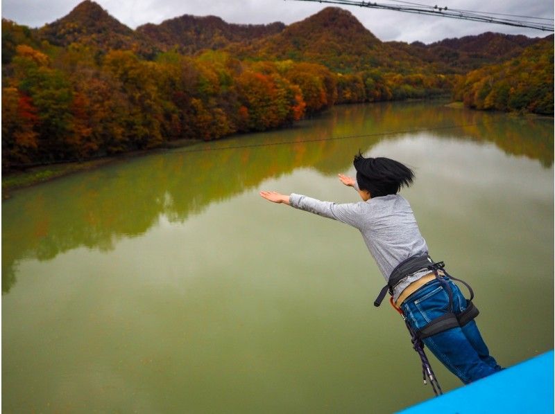 北海道 日高 絶景 紅葉に囲まれながら 川に向かってジャンプ ブリッジスウィング アクティビティジャパン