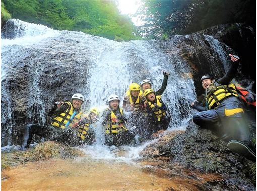 【栃木・日光】 家族や仲間と冒険！日光シャワークライミング（半日ベーシックコース）の画像