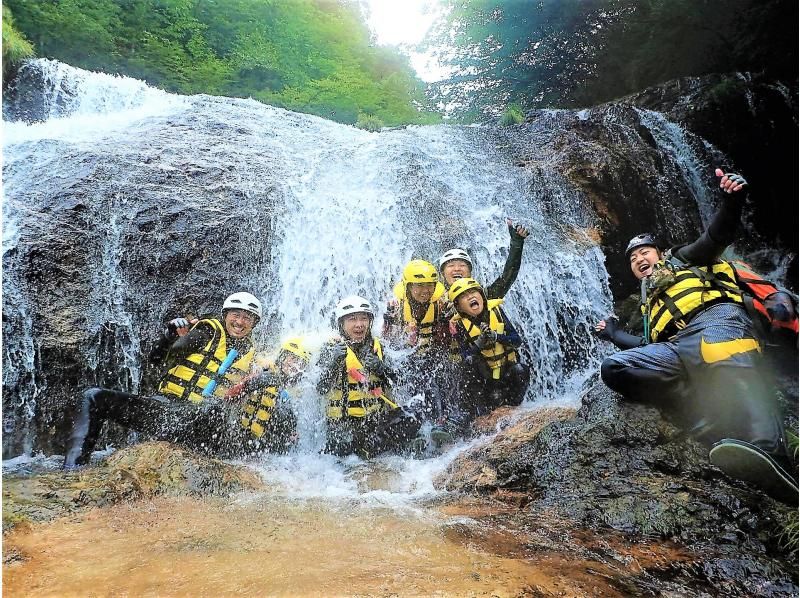 [栃木·日光]与家人和朋友一起探险！ Kirifuri隐藏了三个瀑布淋浴间散步（半天课程）の紹介画像