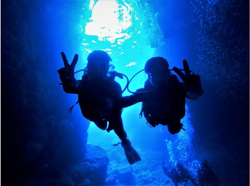 Local coupon OK [Blue Cave Private Beach Experience Diving] Free GoPro photos and videos immediately transferred to smartphone ♪ Free towel sandals ♪ Autumn sale underwayの紹介画像
