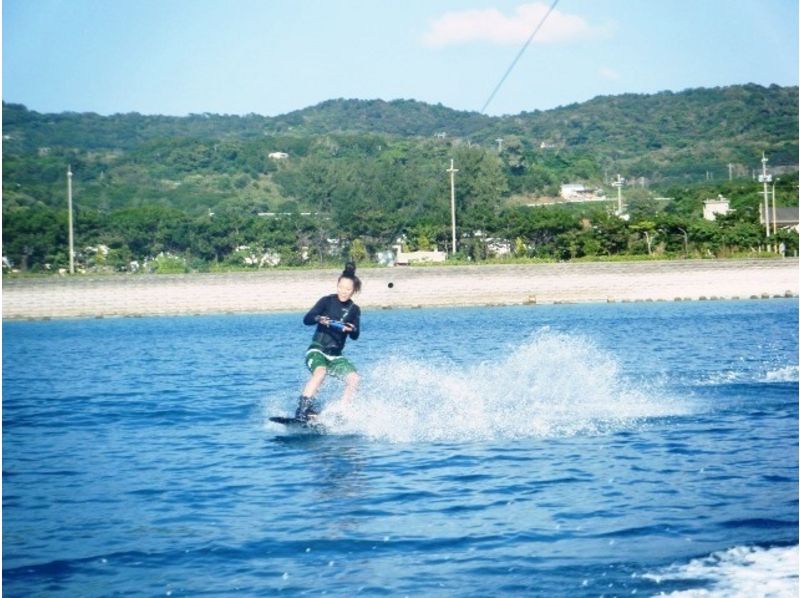 [Welcome experience] [Okinawa Prefecture Kunigami-gun] trying to skill up !! wake board-free towingの紹介画像