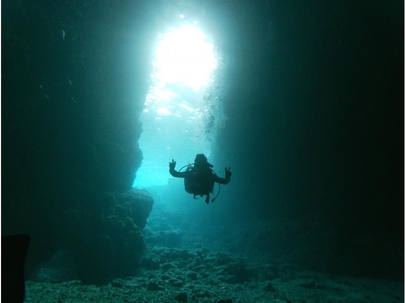 【沖縄 恩納村青の洞窟】『青の洞窟ボート体験ダイビング』専属ガイドとGoproカメラ・タオルレンタル付の紹介画像