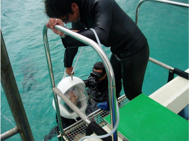 【沖縄 恩納村】 8歳からの水中散歩ボートシーウォーク Goproカメラ・タオルレンタル付の紹介画像