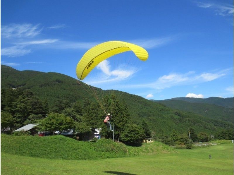 高知・仁淀川町】初めての飛行体験！吾川スカイパーク「パラグライダー半日体験コース」６才から体験可能 | アクティビティジャパン