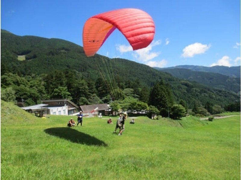 高知・仁淀川町】初めての飛行体験！吾川スカイパーク「パラグライダー半日体験コース」６才から体験可能 | アクティビティジャパン