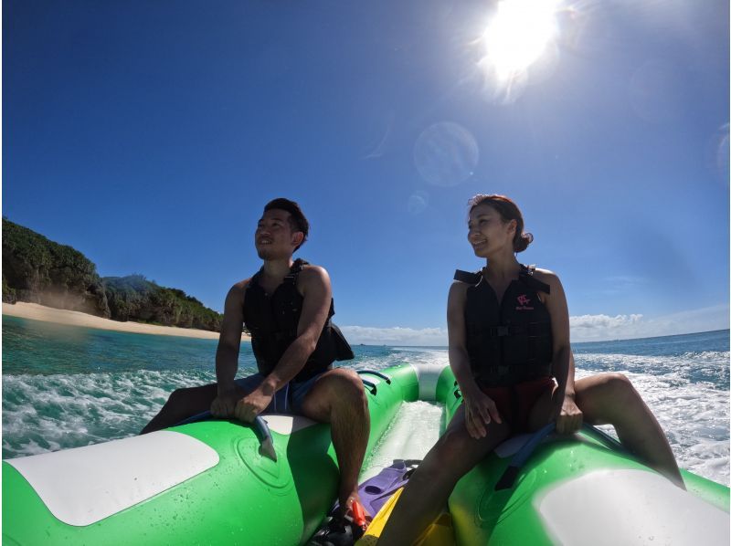 [Okinawa, Sesoko Island] Free 4K camera (GoPro) photo shoot♪ Held in the ocean where sea turtles live! Snorkeling on a banana boatの紹介画像