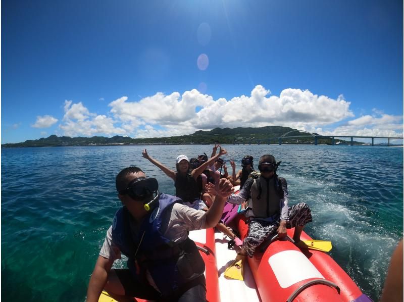 [沖繩/瀨底島]美麗海水族館附近！在一個可以開車到達的偏遠島嶼上乘坐香蕉船浮潛之旅の紹介画像