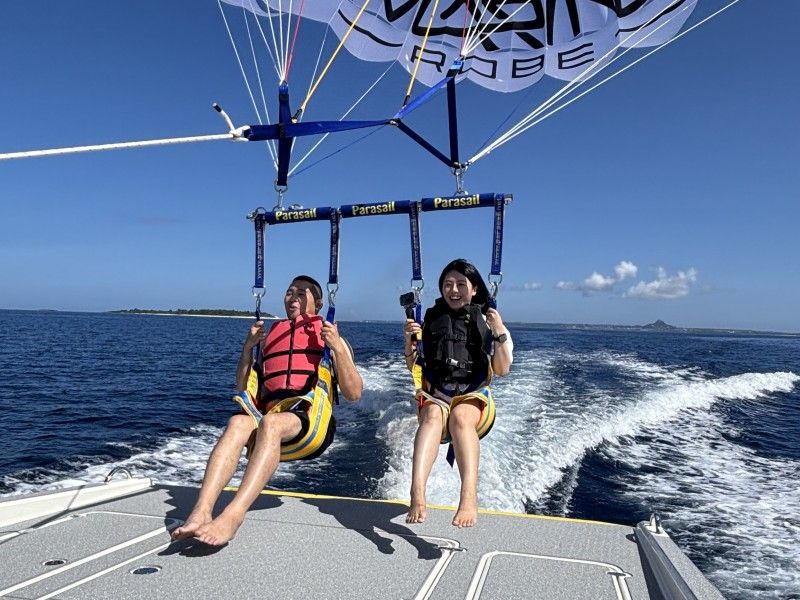 沖縄の事業者「オーシャンスタイル（OceanStyle）」が実施するパラセーリングツアーの様子