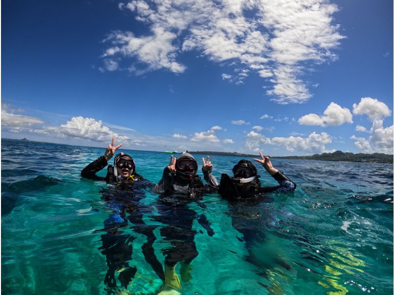 [沖繩/瀨底島]開車即可到達的偏遠島嶼！ ！在海龜居住的海域舉辦香蕉船浮潛之旅の紹介画像