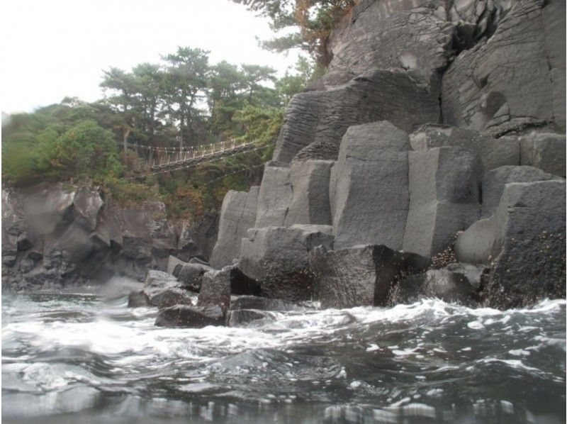 [ชิซูโอกะ/ อิโตะ] เดินที่ราบสูงลาวาเมื่อ 4,000 ปีก่อน! Jogasaki เดินป่าการมีส่วนร่วม "หลักสูตรอาบน้ำทะเลหิน" จากอายุ 10 ปีโอเคの紹介画像