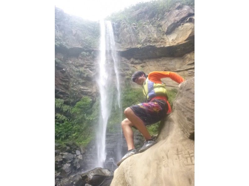 [沖縄·西表島]最美好的一天！ Pinaisara瀑布劃獨木舟和徒步旅行和體驗深潛！の紹介画像