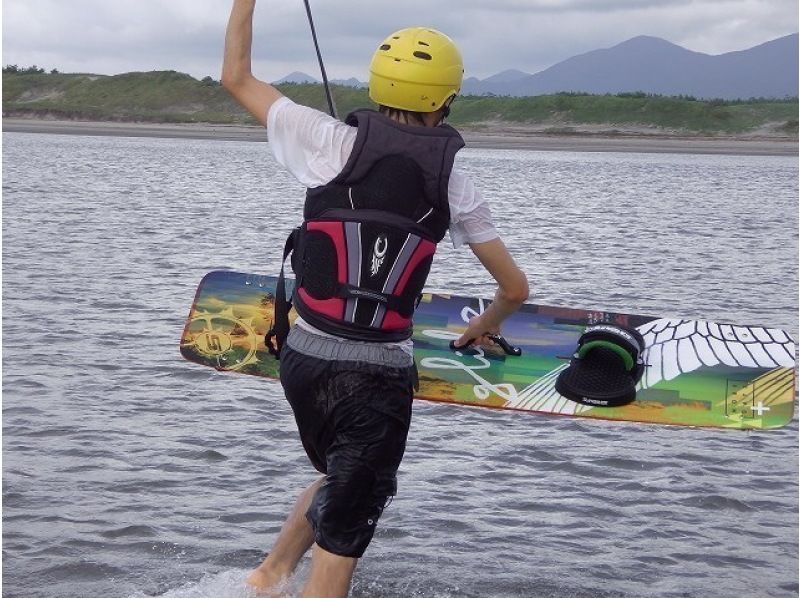 [Kagoshima] Beginner's guide! Easy kiteboarding experience (60 minutes course)の紹介画像