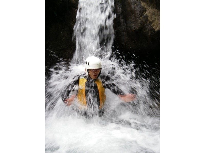 【岐阜・下呂市】下呂の美しい清流で沢のぼりアドベンチャーの紹介画像