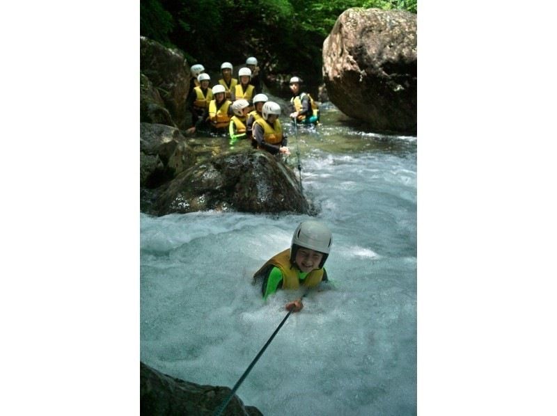 【岐阜・下呂市】下呂の美しい清流で沢のぼりアドベンチャーの紹介画像