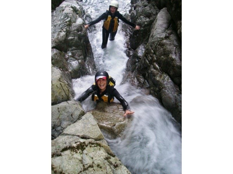 【岐阜・下呂市】下呂の美しい清流で沢のぼりアドベンチャーの紹介画像